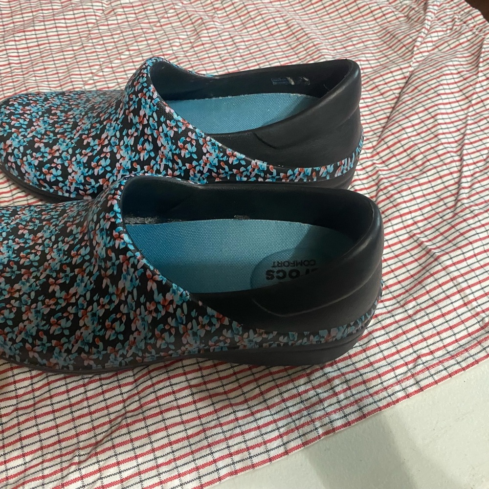 crocs women’s size 7